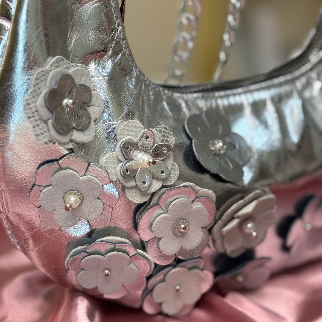 Bolso curvo con flores