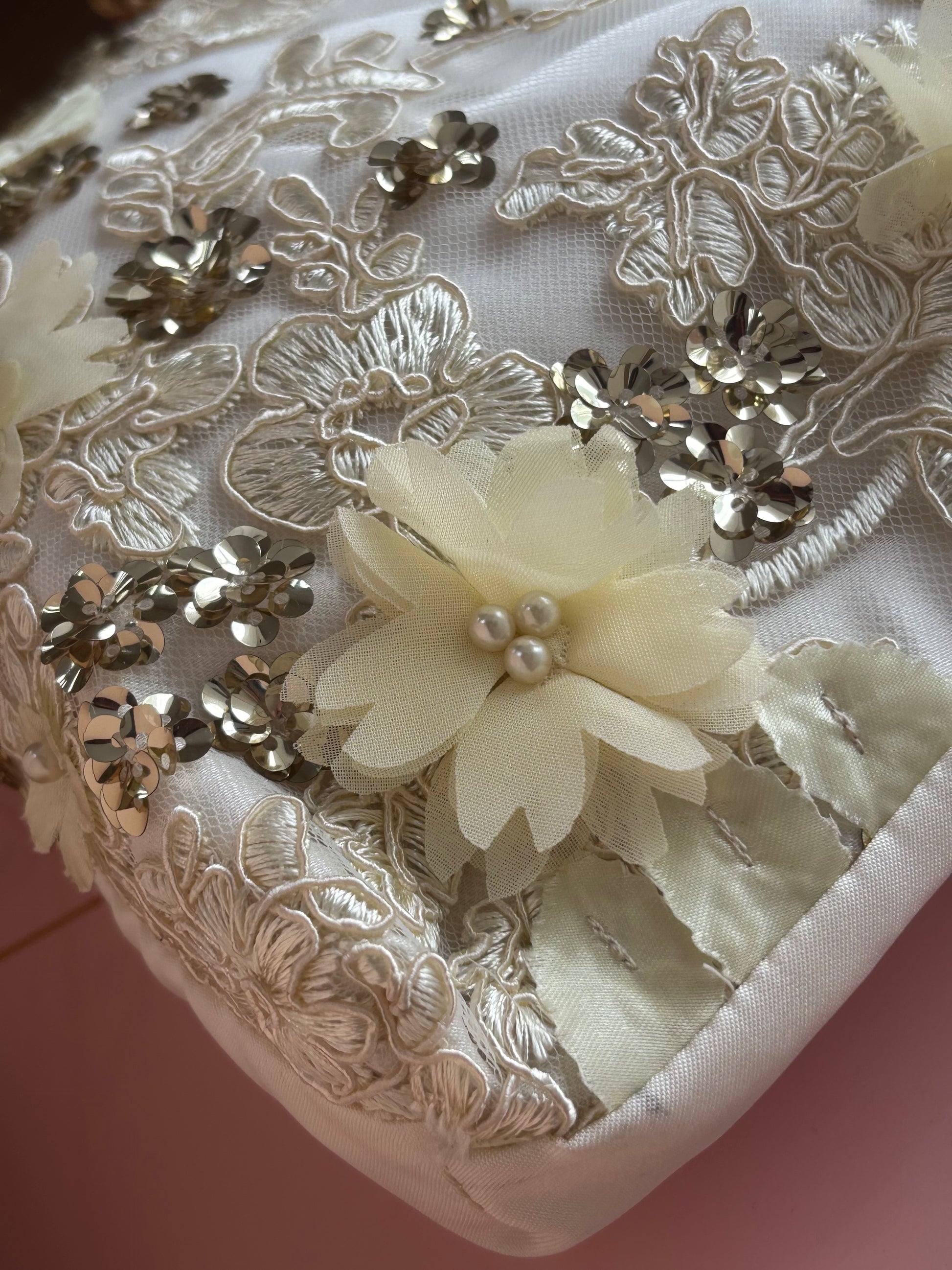 Bolsa de mano flores bordadas