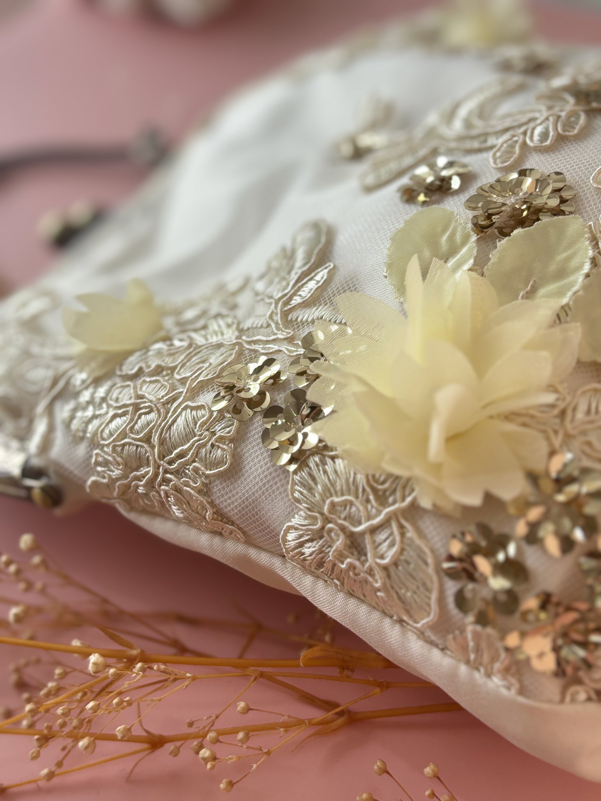 Bolsa de mano flores bordadas