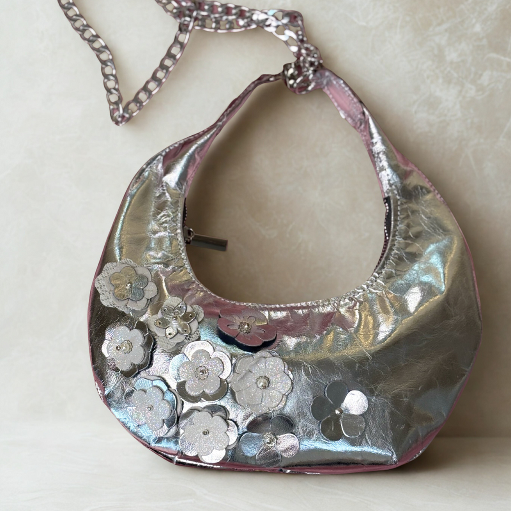 Bolso curvo con flores