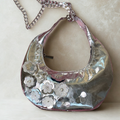 Bolso curvo con flores