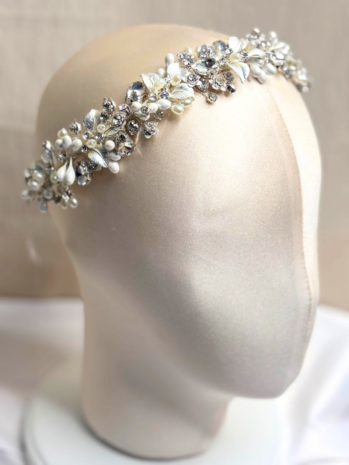 Tiara flores con perlas