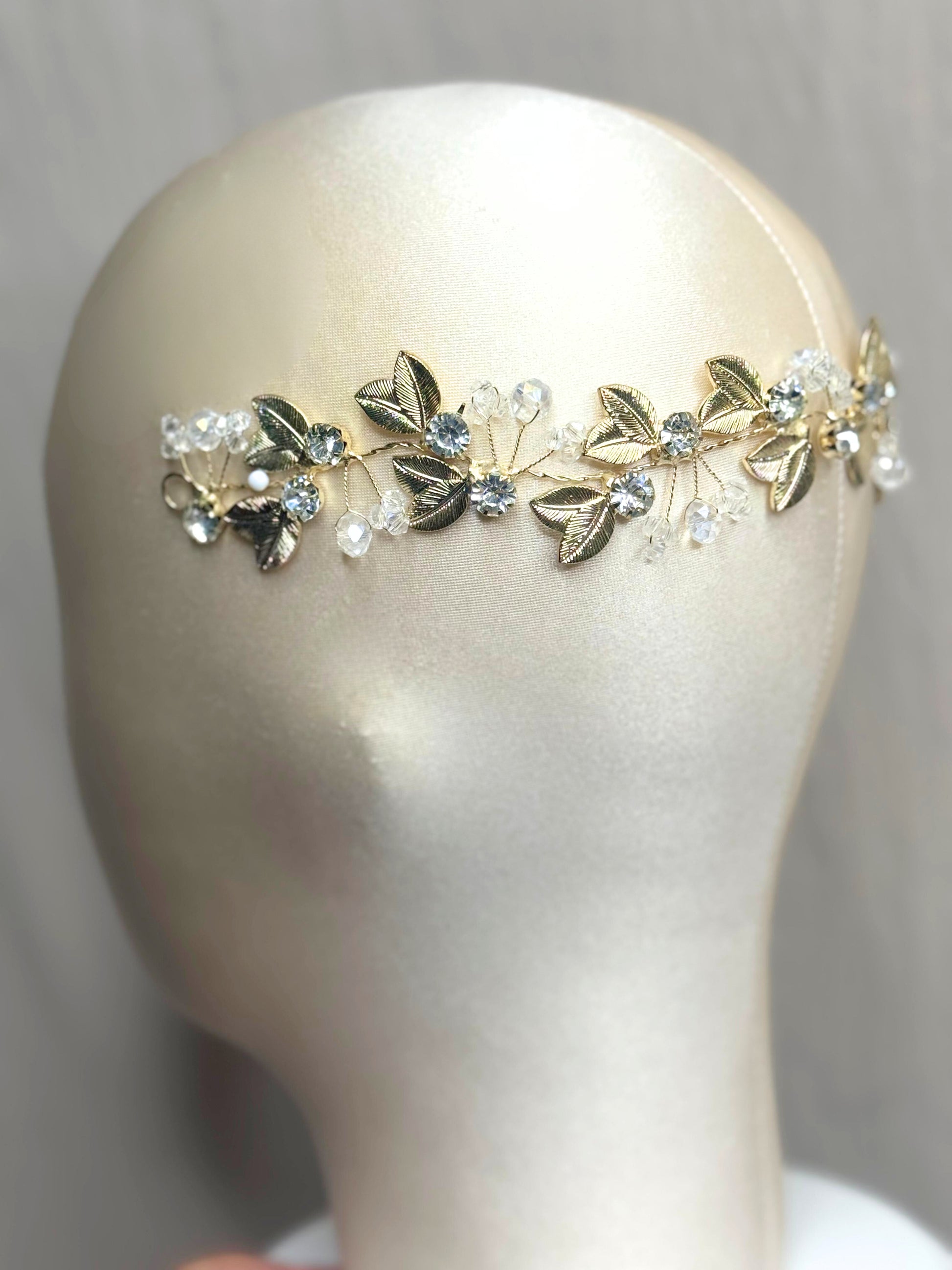 Tocado hojas doradas